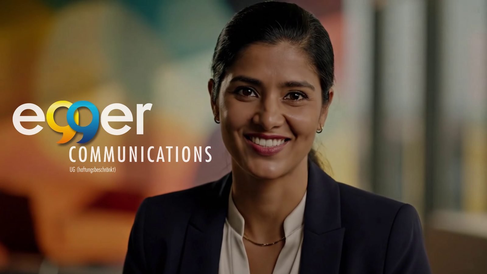 Standbild aus dem Imagefilm: eine Mitarbeiterin im Gespräch, daneben das Logo von Egger Communications